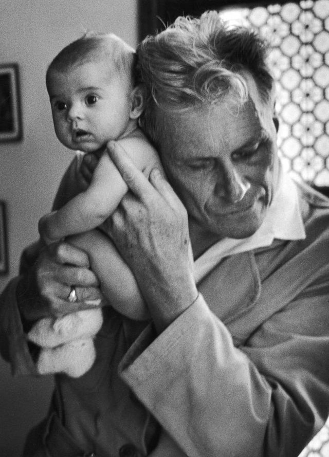 Albert-Andre Nast, um médico cego, escutando seu ouvido nas costas de um bebê, como se fosse um estetoscópio - foto tirada em 1953.