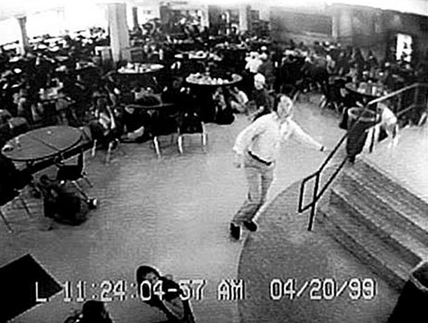 O professor de informática William Sanders guiou mais de 100 estudantes para fora da cafeteria durante massacre da Escola Secundária de Columbine. Ele foi baleado duas vezes no peito - 20 de abril de 1999.