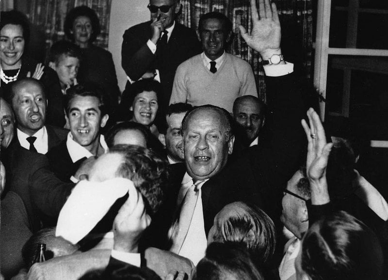 Oskar Schindler recebido por centenas de sobreviventes do holocausto em Jerusalém, 1962