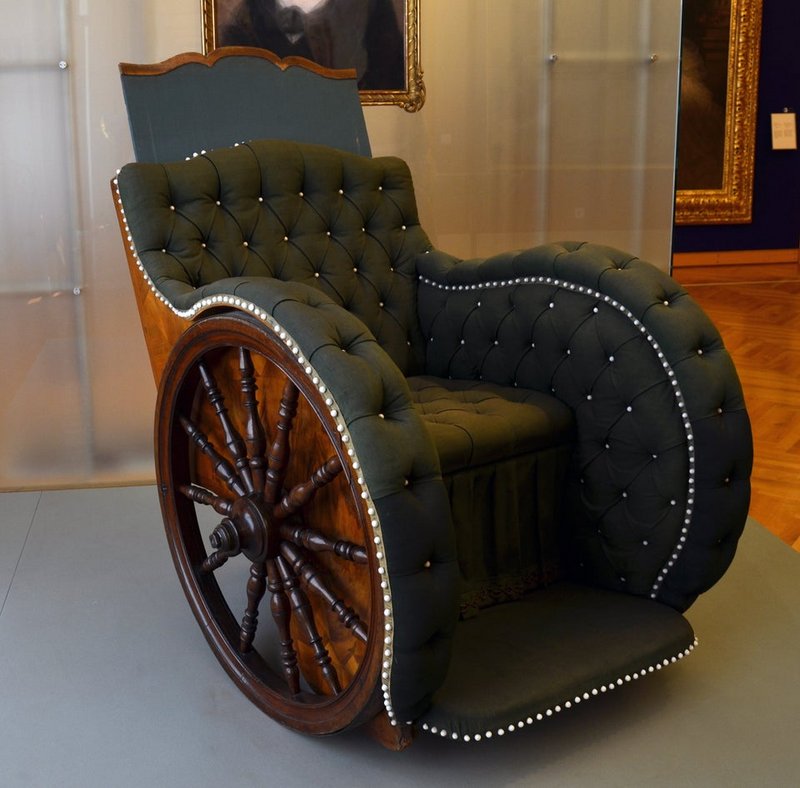 Cadeira de rodas feita para a imperatriz romana Elisabeth Christine, 1740.