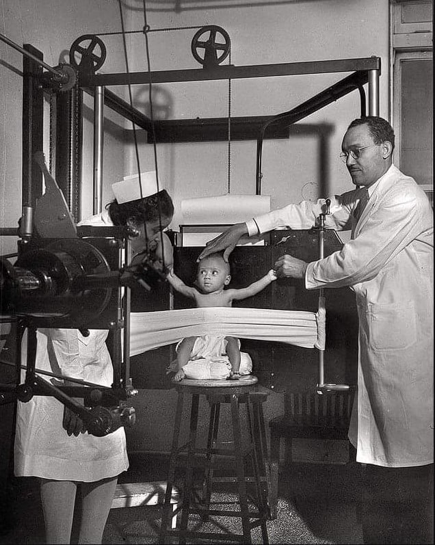Bebê sendo radiografado num hospital em Chicago, 1942.