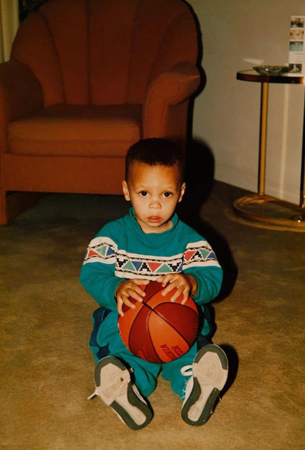 Steph Curry e seu brinquedo favorito, em 1990.