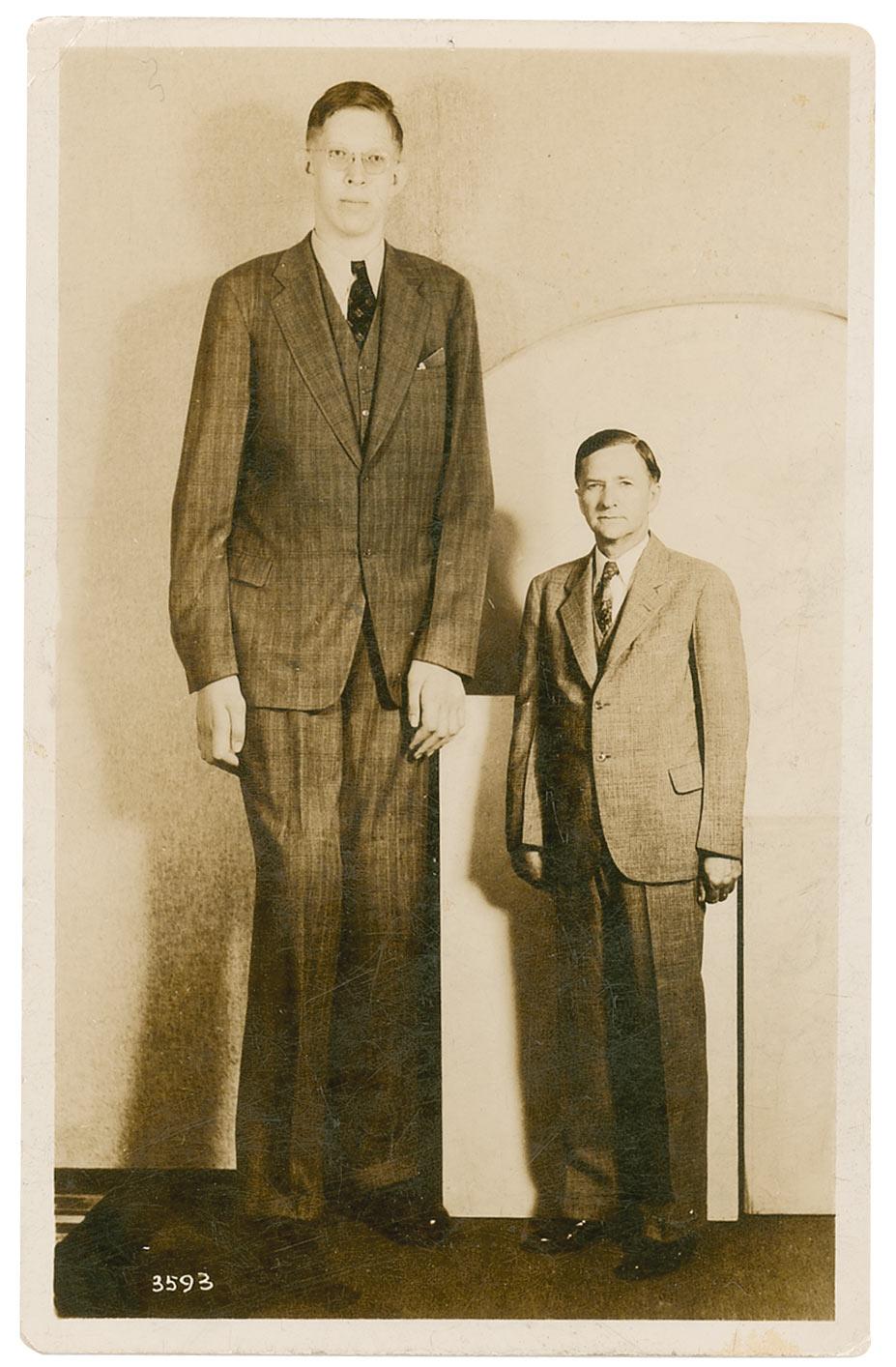 Robert Wadlow é o homem mais alto do mundo de todos os tempos. Ele atingiu a altura de 2,72 m graças a uma produção anormal de hormônios que o faziam crescer. Ele morreu em 1940 com apenas 22 anos.