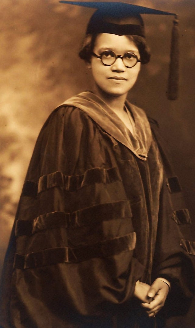 Há 100 anos atrás, em 21 de dezembro de 1921, Sadie Tanner Alexander se tornou a primeira mulher negra nos Estados Unidos a obter um doutorado. Ela obteve diploma de graduação na Escola de Economia da Universidade da Pensilvânia.