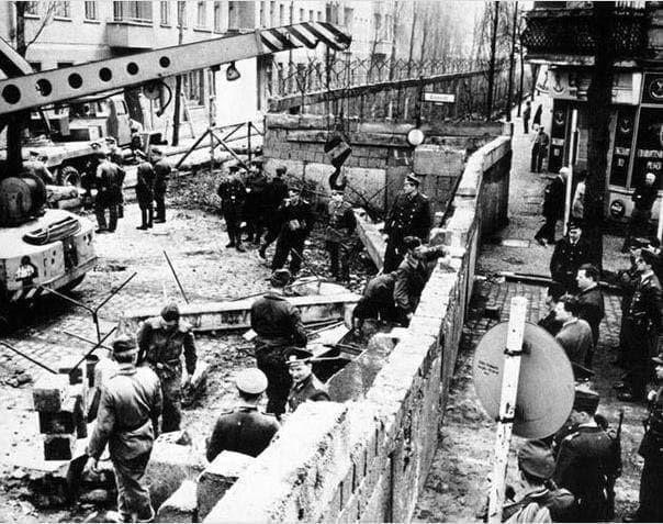Construção do Muro de Berlim, 1961.