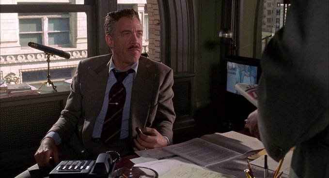 Em 'Homem-Aranha' (2002), J. Jonah Jameson tem um telescópio em seu escritório. Enquanto se preparava para o papel, JK Simmons visitou o escritório do New York Post e viu que o editor tinha um telescópio em sua sala. Ele então decidiu incorporá-lo a seu personagem.