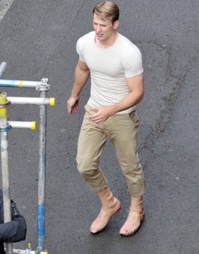 Chris Evans usava pés falsos enquanto filmava as cenas em que aparecia descalso em 'Capitão América' (2011).