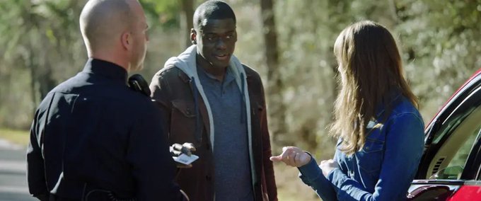 Em 'Corra' (2016), Rose impede que o policial veja a identidade de Chris. Ela faz isso para que o policial não se lembre do nome de Chris caso ele desaparecesse, não porque ela queira impedir que ele sofresse racismo.