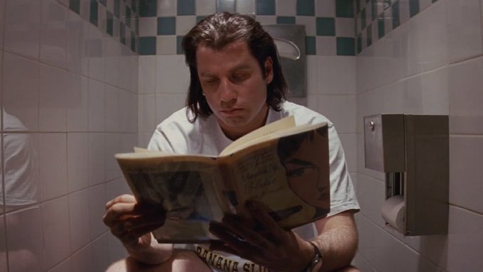 Em 'Pulp Fiction' (1994), Vincent Vega está constantemente no banheiro porque um dos efeitos colaterais do abuso de heroína é a prisão de ventre.