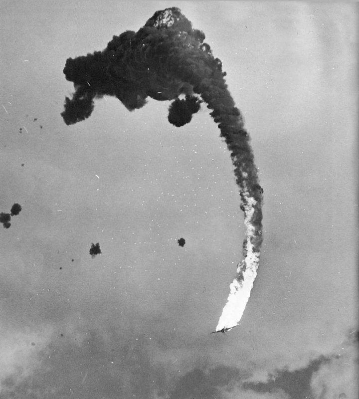Momentos finais de um bombardeiro japonês após ser atingido, em 1945.