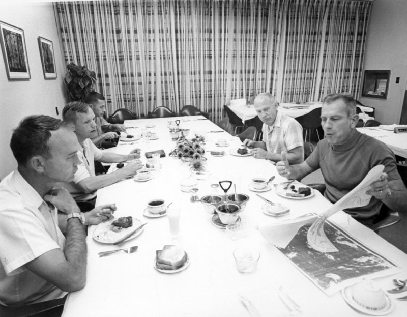 Tripulação da Apollo 11 desfrutando de um tradicional café da manhã a apenas algumas horas de partirem para a lua, em 16 de julho de 1969.