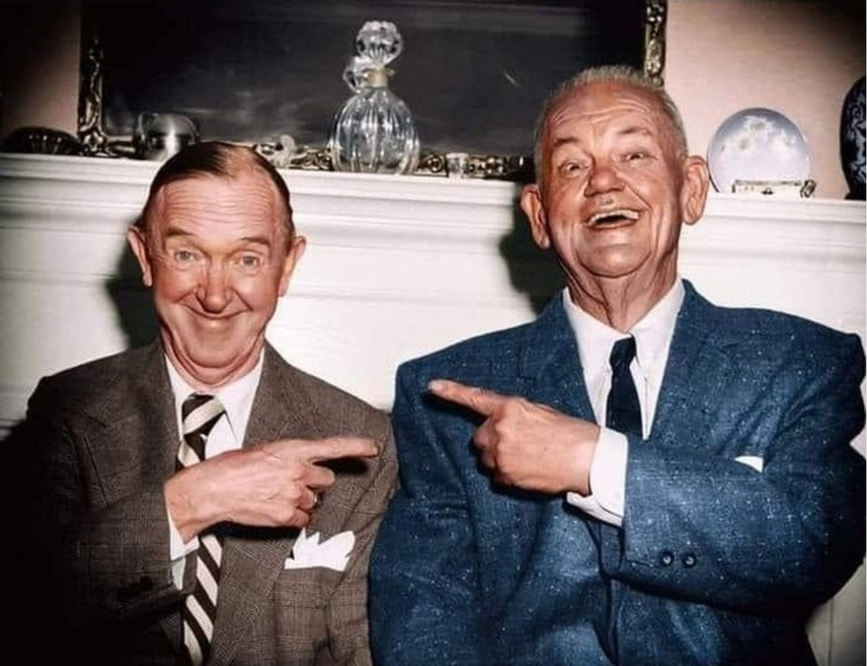 Está é a última foto de Laurel & Hardy juntos. Stan Laurel faleceu em 1965 e Oliver Hardy em 1957. Não conseguiu identificá-los? Veja a próxima foto.