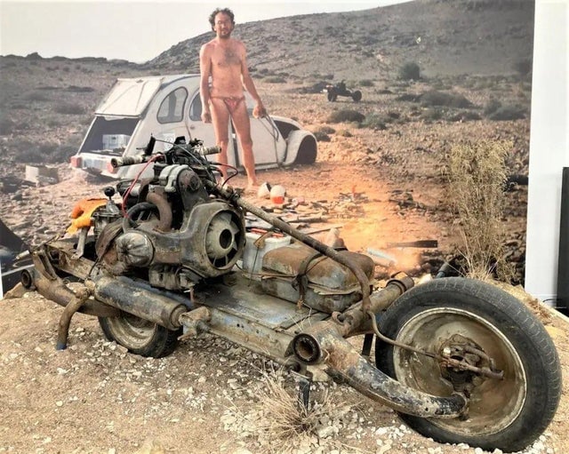 Em 1993, o carro de Emile Leray quebrou no deserto marroquino, a quilômetros de distância da cidade mais próxima. Então, ele desmontou o carro e o transformou numa motocicleta para escapar do deserto. 