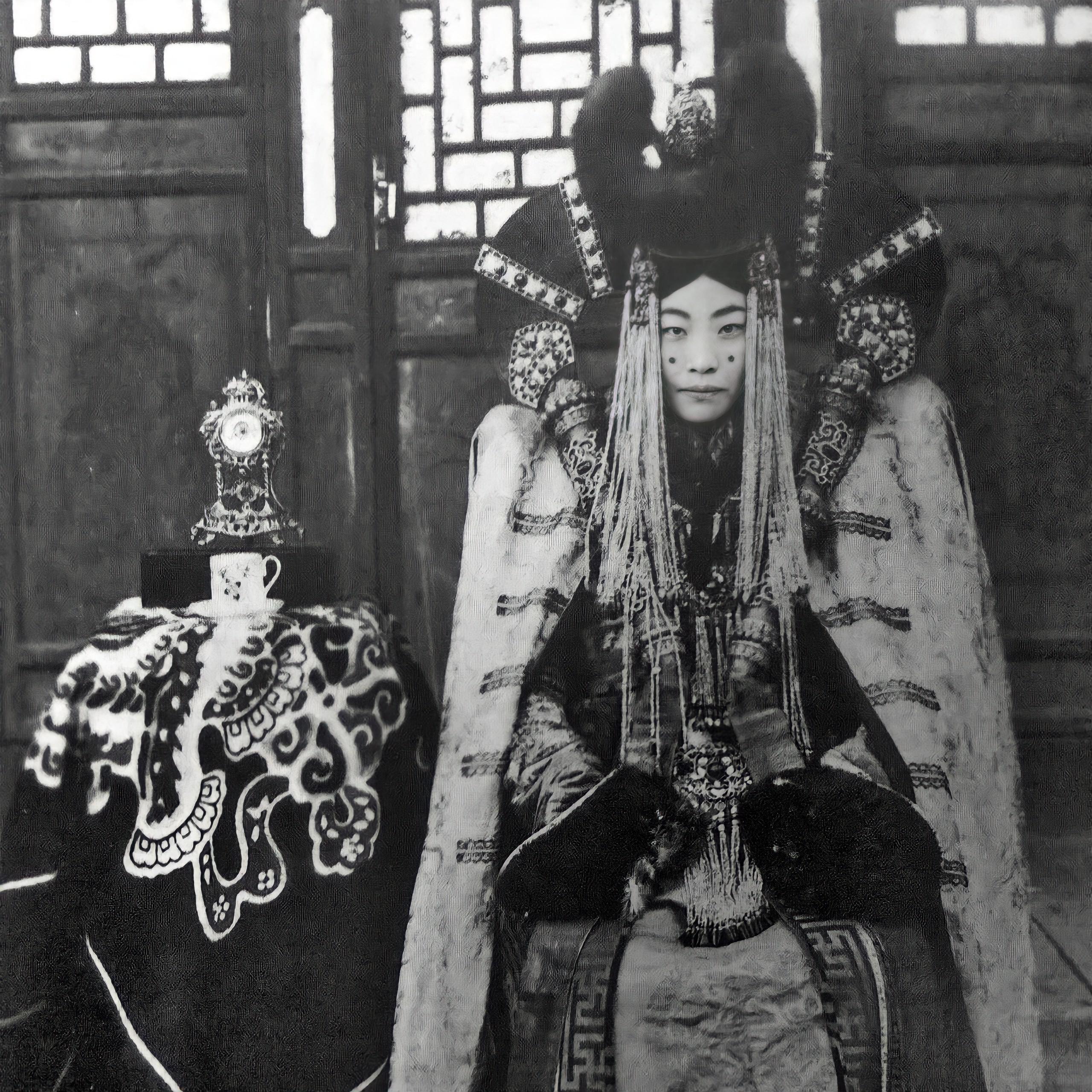 A rainha Genepil foi a última rainha da Mongólia. Ela foi executada em maio de 1938, baleada por tropas russas como parte da repressão stalinista na Mongólia. A personagem de Star Wars, Rainha Amidala, se inspirou nela.