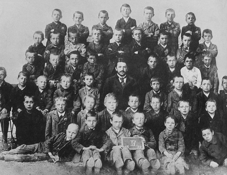 Sala de aula da 5ª série de Hitler, em 1899. Ele é o mais alto, na parte superior.