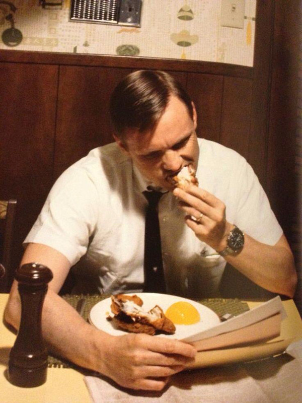 Neil Armstrong comendo seu último café da manhã na Terra antes de partir para a lua - 1969.