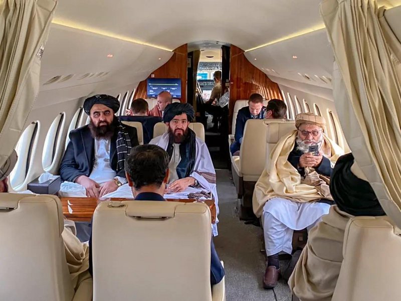 Delegação talibã a bordo de um jato particular a caminho da Noruega.