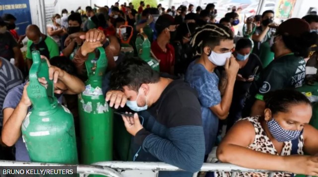 Parentes de pessoas hospitalizadas ou recebendo cuidados em casa, a maioria infectadas pelo coronavírus, esperando para comprar ou encher cilindos de oxigênio em uma loja de Manaus, no mês de janeiro de 2021.