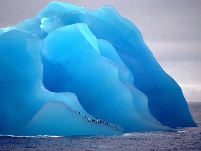 Parece uma pintura, mas é um iceberg virado de cabeça para baixo.