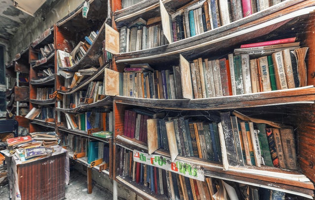 Biblioteca abandonada em um acampamento de pioneiros para crianças