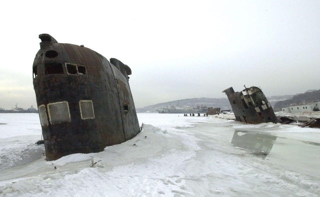 Cemitério de submarinos em Vladivostok, Rússia, janeiro de 2001