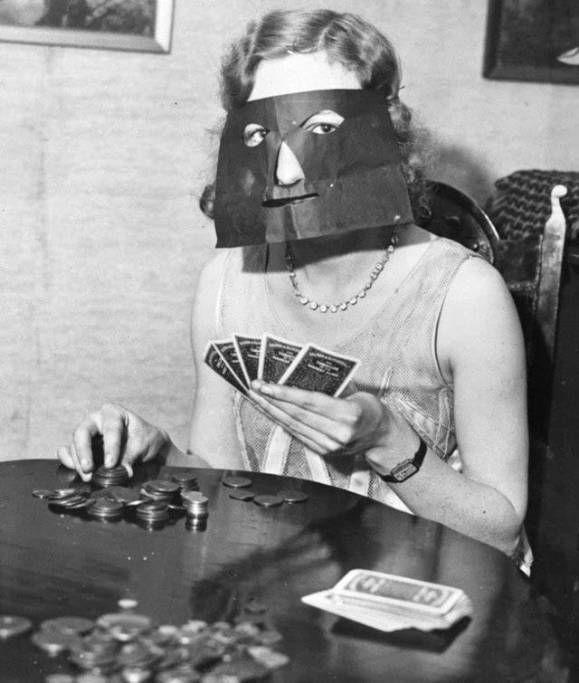 Um dispositivo criado para esconder emoções ao jogar poker, em 1937.