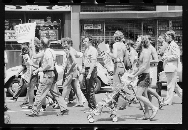 Grupo de pessoas marcha em uma manifestação pelos direitos dos homossexuais na Convenção Nacional Democrata de 1976, na cidade de Nova York.
