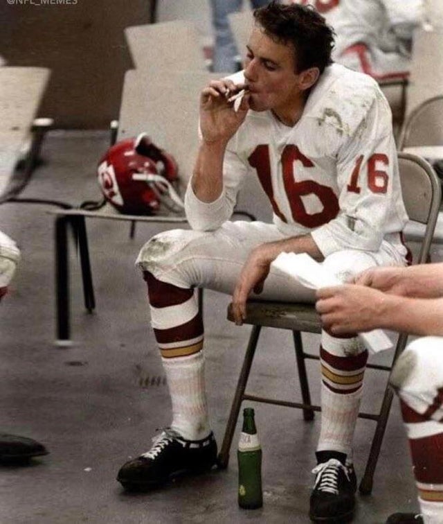 O quaterback do Kansas City Chiefs, Len Dwson, desfruta de uma cerveja e um cigarro durante intervalo do primeiro Super Bowl, em 1967. Os Chiefs perderam para os Packers por 35-10.