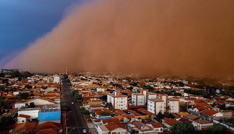 Grande tempestade de areia atingiu várias áreas do Brasil, incluindo São Paulo, Ribeirão Preto, Araçatuba, Franca e Barretos na tarde de 29 de setembro de 2021.