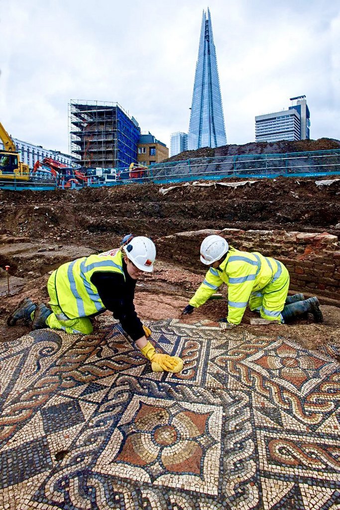 Arqueólogos trabalhando em um local na Southwark Street, Londres, Inglaterra, onde está a maior área de mosaico romano descoberta no país por mais de meio século.