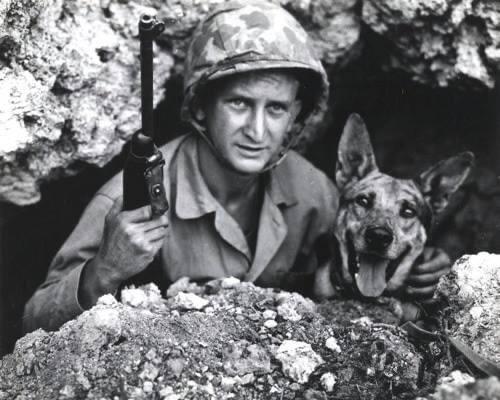 John L. Drugan e Pal, seu fiel cão de guerra. Reconhecido por suas ações heróicas, Pal salvou um pelotão inteiro de fuzileiros navais de uma emboscada quando descobriu um ninho de metralhadoras japonesas bem escondido durante a Batalha de Okinawa. John e Pal sobreviveram à guerra - maio de 1945.