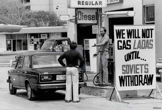 Quando a União Soviética invadiu o Afeganistão, postos de combustível em Toronto se recusaram a abastecer carros Lada (fabricado pela Russian Automobile Company) - 1980.