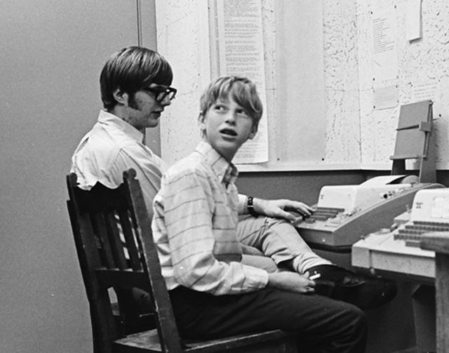 Jovens Bill Gates e Paul Allen usando um computador de teletipo no ensino médio, durante a década de 1960.