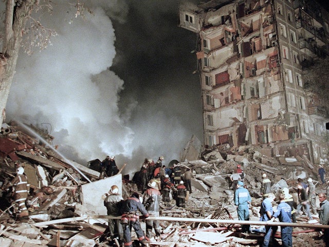 Os atentados de 1999 que precederam à eleição de Putin. Apartamentos inteiros viraram escombros, 307 civis foram mortos. A Rússia culpou oficialmente vários grupos diferentes e tentou bloquear quaisquer investigações, enquanto investigadores independentes foram misteriosamente assassinados.