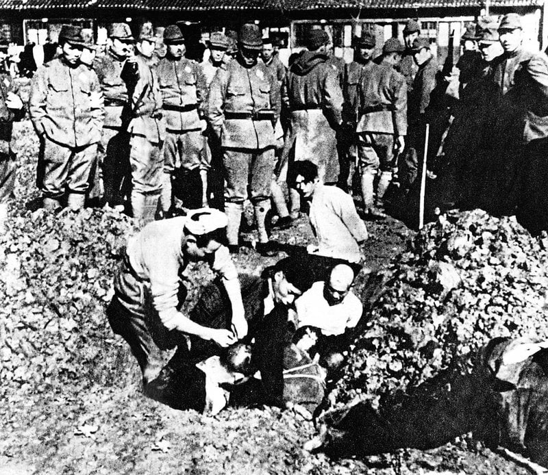 Civis chineses sendo enterrados vivos por soldados do Exército Imperial Japonês, durante o Massacre de Nanquim, dezembro de 1937.
