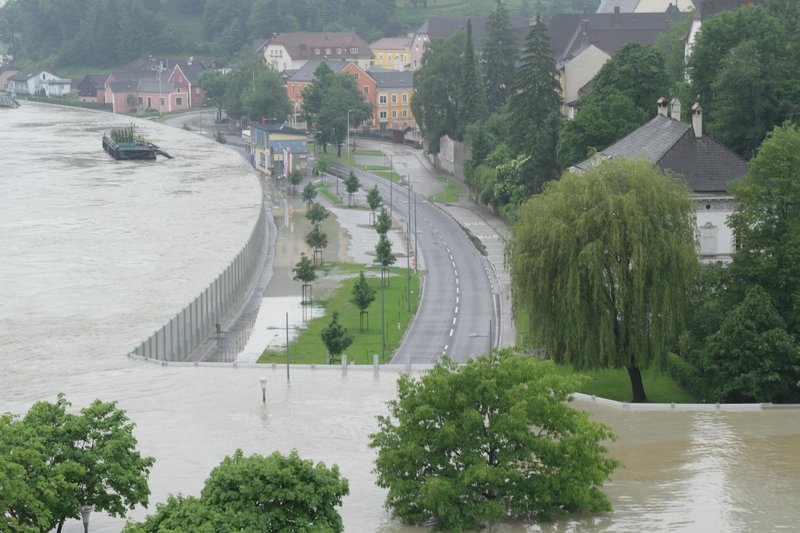 Muro móvel para conter águas da chuva na Áustria. O sistema permite que a água mantenha seu curso, sem invadir as ruas.