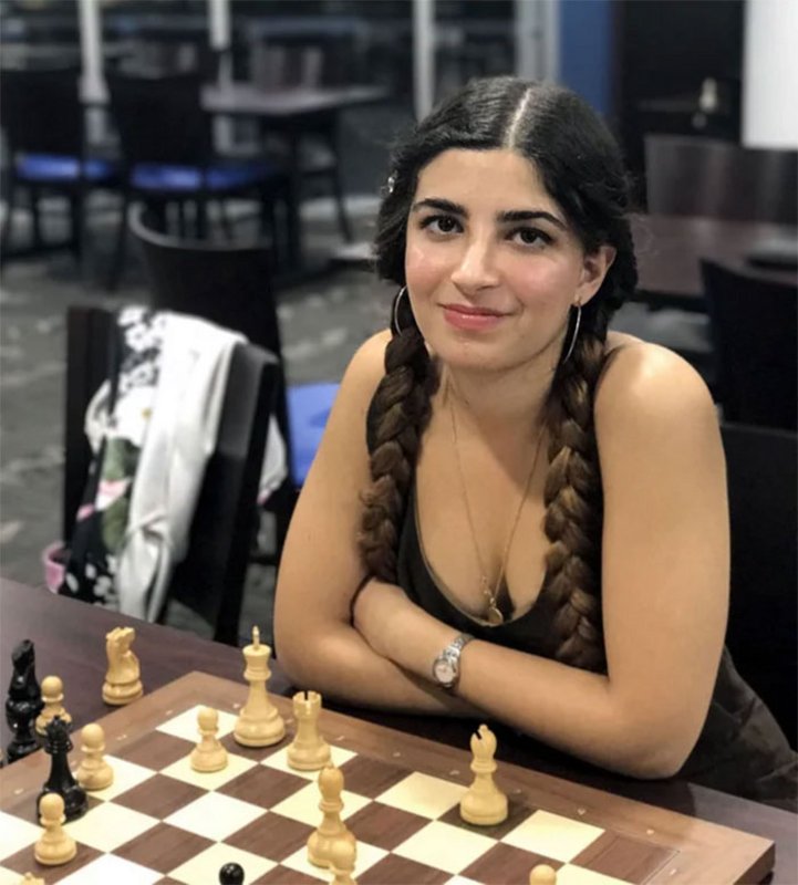 Grande mestra de xadrez iraniana Dorsa Derakhshani banida por não usar hijab. Ela juntou-se à equipe dos EUA.