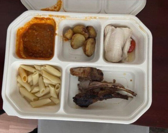 A atleta russa Valeria Vasnetsova postou esta foto no Instagram. Segundo ela, a mesma refeição foi servida nos Jogos Olímpicos de Inverno em Pequim para o café da manhã, almoço e jantar... já faz cinco dias!
