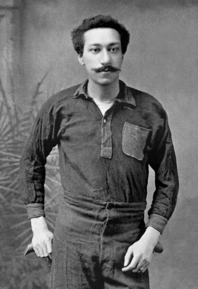 Arthur Wharton, goleiro do Darlington, da Inglaterra, o primeiro jogador negro da história do futebol do país, 1882.