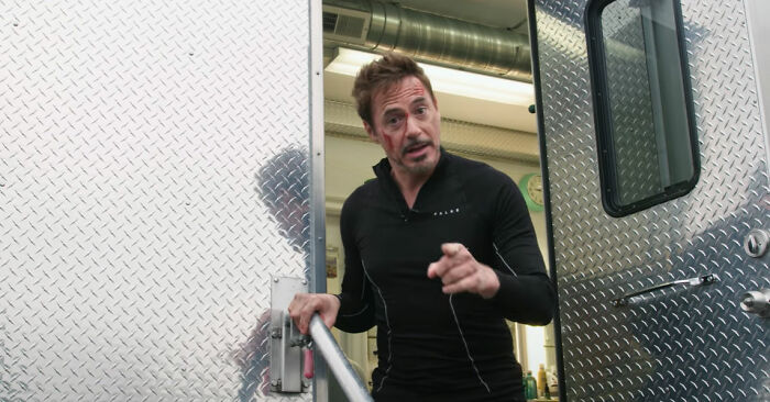 Durante as filmagens de Vingadores, Robert Downey Jr escondeu lanches por todo o set. Quando tinha fome, era só recorrer a alguns desses esconderijos.