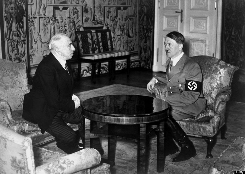 Adolf Hitler informa ao presidente tcheco Emil Hácha que suas tropas invadiriam a Tchecoslováquia, em 15 de março de 1939. Hácha sofreu um ataque cardíaco durante a reunião e teve que ser mantido acordado pela equipe médica, posteriormente cedendo e aceitando os termos de rendição impostos por Hitler.