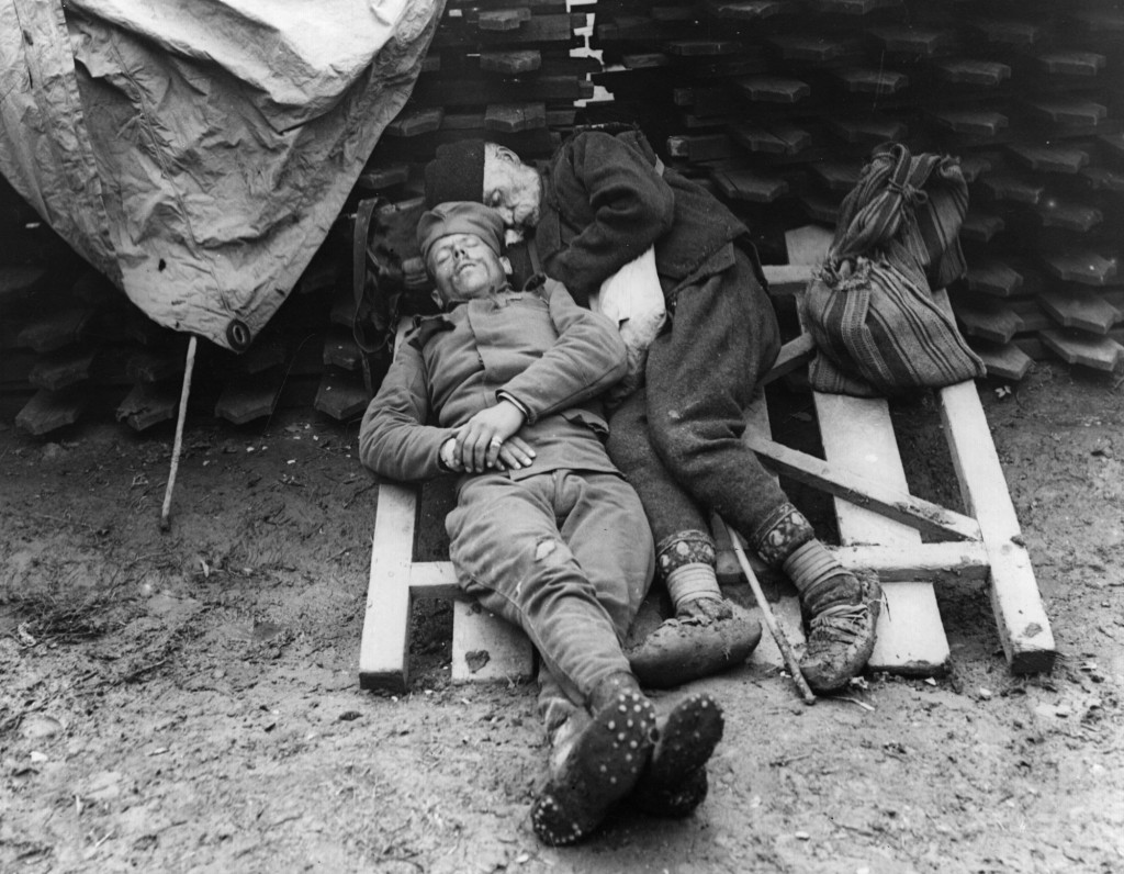 Soldado sérvio dormindo com seu pai, que foi visitá-lo na linha de frente, perto de Belgrado - 1915.