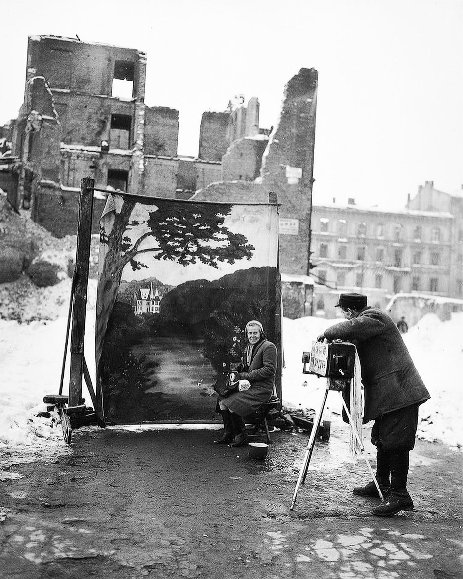 Fotógrafo usa seu próprio pano de fundo para mascarar as ruínas da Segunda Guerra Mundial enquanto tira uma foto em Varsóvia, Polônia, 1946.