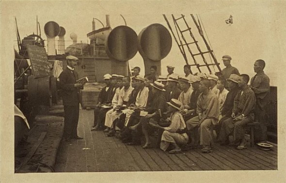 Emigrantes japoneses vindo para o Brasil e aprendendo um pouco do português a bordo do navio Seattle-Maru - 1917.