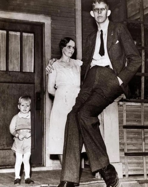 Robert Wadlow, o homem mais alto da história, final dos anos 1930. Ele tinha 2,75 m de altura e viveu apenas 22 anos.