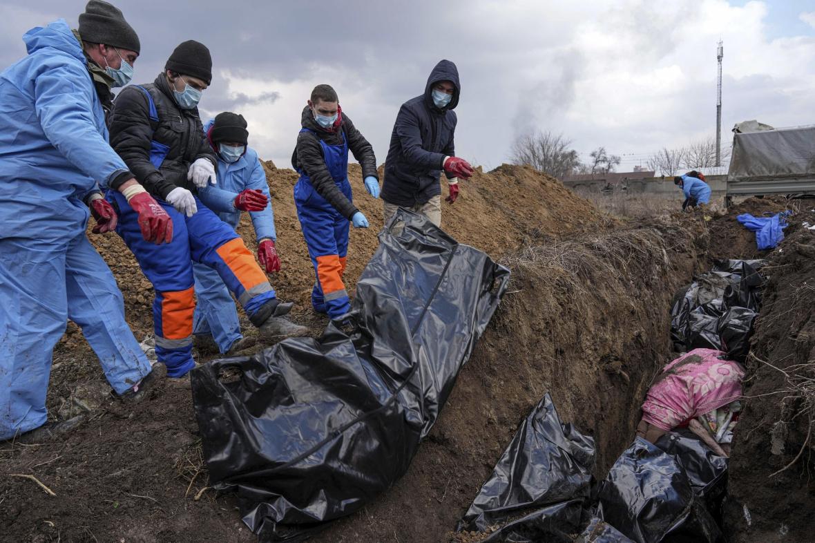 Corpos são colocados em valas comuns nos arredores de Mariupol. O bombardeio pesado das forças russas está impedindo que as pessoas enterrem seus mortos.