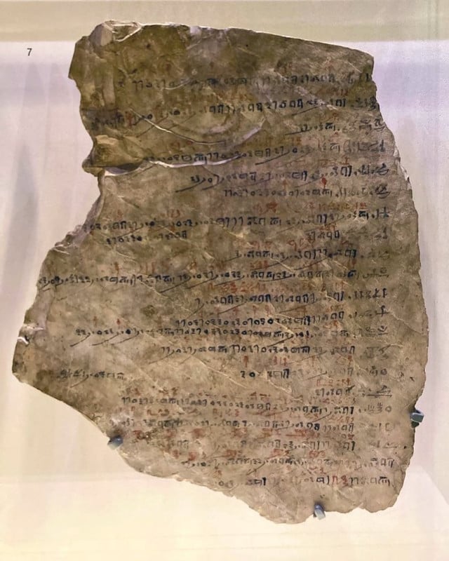Esta é uma folha de presença de 3200 anos encontrada no Egito Antigo. A escritura egípcia foi feita em calcário em tinta vermelha e preta e fornecia informações como a data, nome do trabalhador e o motivo da ausência.