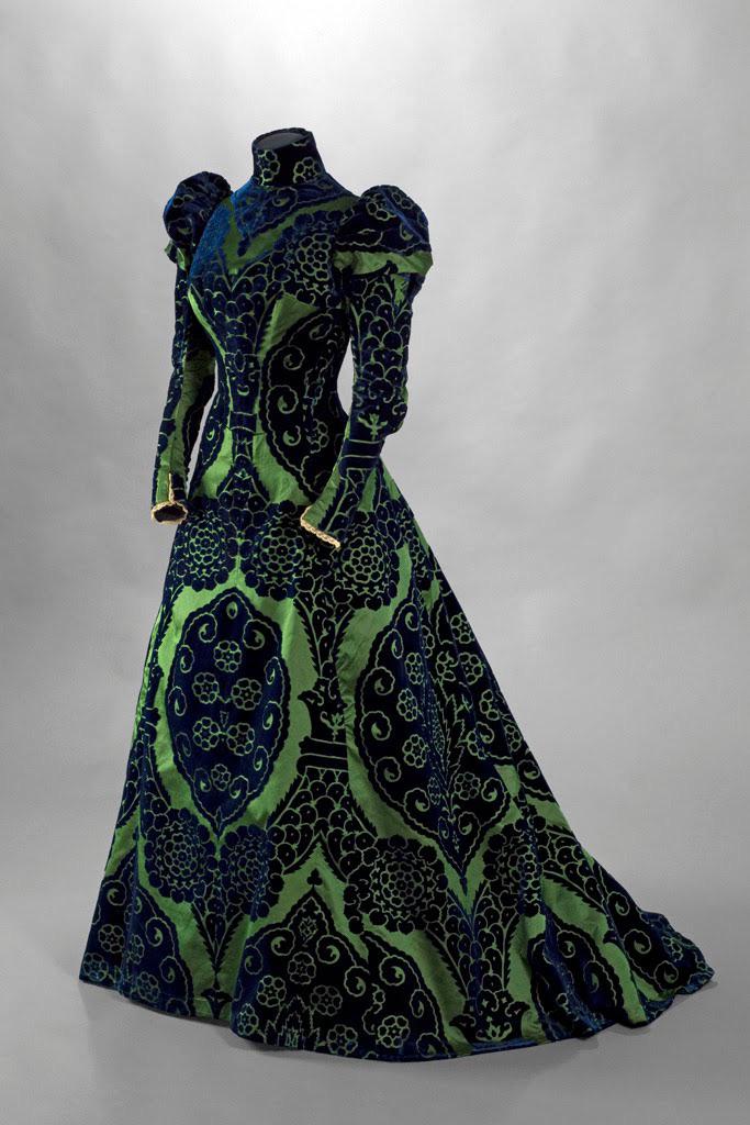 Vestido de chá da francesa Condessa Greffulhe, que muitas vezes escolhia roupas de uma cor verde brilhante porque contrastava com seu cabelo ruivo.