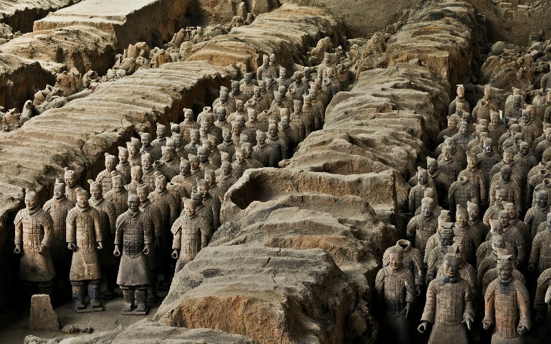 O Exército de Terracota, descoberto em 1974, é uma coleção de esculturas de terracota representando os exércitos de Qin Shi Huang, o primeiro imperador da China. É uma forma de arte funerária.