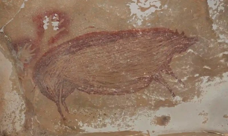A pintura rupestre mais antiga do mundo foi encontrada na Indonésia. É datada de cerca de 45.500 anos atrás. A pintura retrata um porco selvagem.